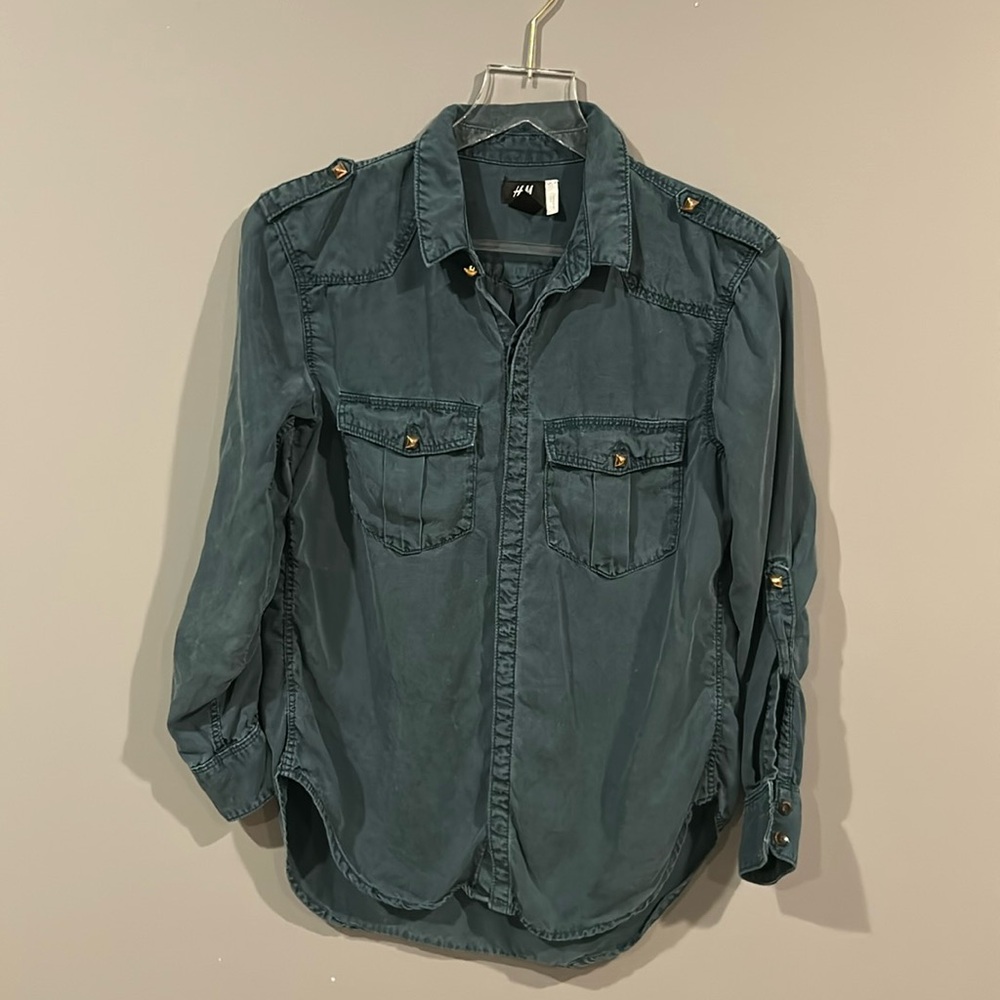 H&M green button-down shirt in size 6